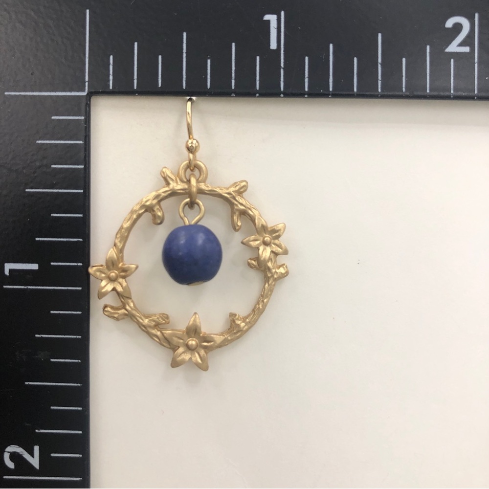 🍀 Blue Stone Matte Gold Vine Dangle Earrings - Picture 2 of 2